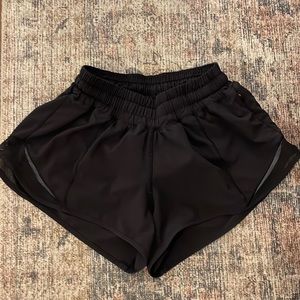 Hotty Hot Low-Rise Lululemon Lined 2.5 inch short, Size 2 Regular
